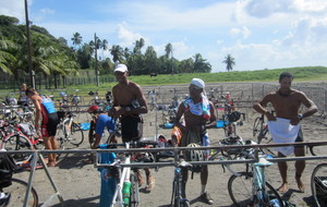 l'équipe kawann prépare les vélos